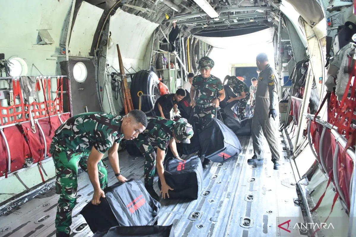 TNI AU Kirim APD, Masker, dan Tabung Oksigen untuk Perkuat Penanganan Karhutla di Kalimantan